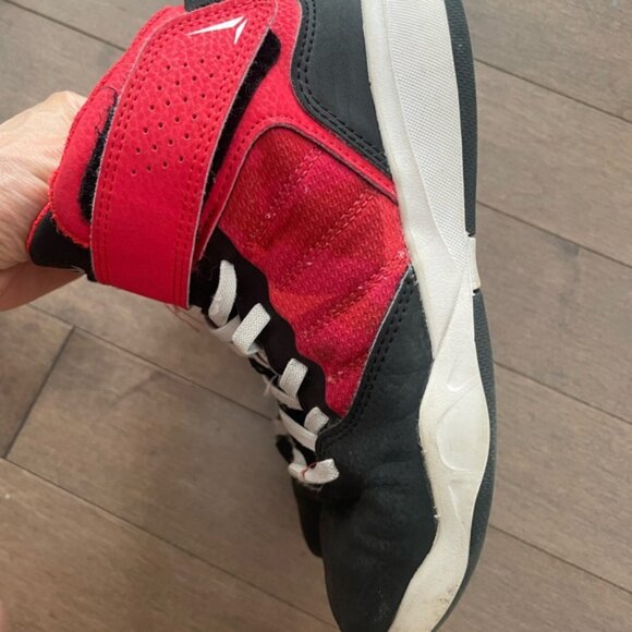 Kids basketball Sneakers - Black and Red - used condition Decathlon boy 2.5 - Picture 2 of 5